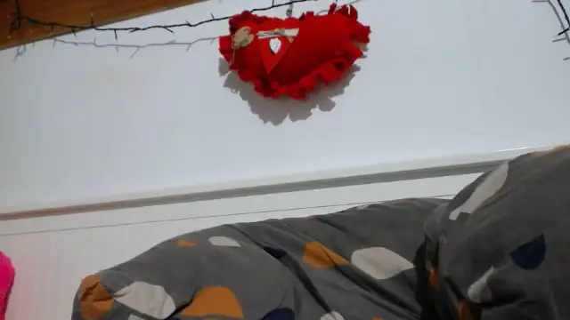 Amatrice au bandeau fleuri rouge devant la caméra
